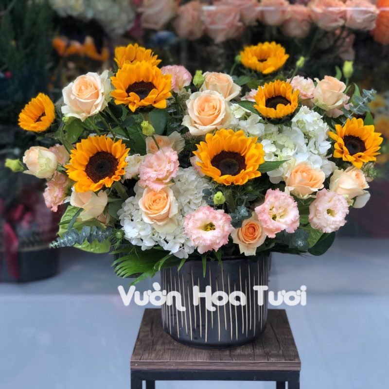 Lẵng Hoa Chúc Mừng Cát Tường Hướng Dương tại cửa hàng hoa quận 1