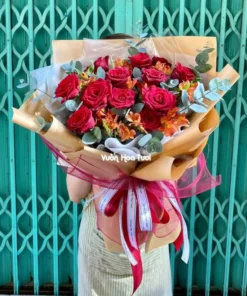 bó hoa hồng đỏ mix thuỷ tiên