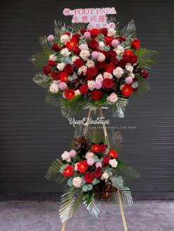 Bừng sáng cùng Kệ Hoa Chúc Mừng Ember Corgart mix hồng kem dâu và đồng tiền đỏ rực rỡ tặng sự kiện. Vườn Hoa Tươi giao nhanh TPHCM. Đặt ngay hôm nay!