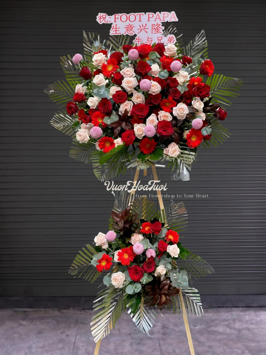 Bừng sáng cùng Kệ Hoa Chúc Mừng Ember Corgart mix hồng kem dâu và đồng tiền đỏ rực rỡ tặng sự kiện. Vườn Hoa Tươi giao nhanh TPHCM. Đặt ngay hôm nay!