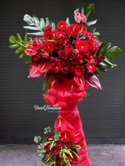 Hào hùng Kệ Hoa Phát Tài Phát Đạt với hoa hồng và môn đỏ rực rỡ tặng khai trương đại cát. Vườn Hoa Tươi giao nhanh TPHCM. Đặt hoa ngay để nhận ưu đãi!