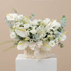 Giỏ hoa tươi tinh khôi sang trọng phối màu trắng xanh thanh lịch tại Vườn Hoa Tươi