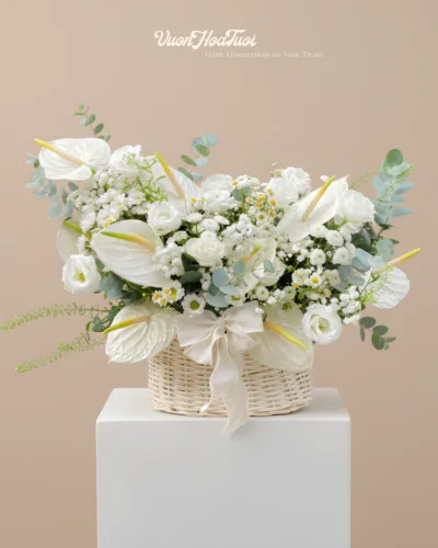 Giỏ hoa tươi tinh khôi sang trọng phối màu trắng xanh thanh lịch tại Vườn Hoa Tươi