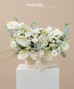 Giỏ hoa tươi tinh khôi sang trọng phối màu trắng xanh thanh lịch tại Vườn Hoa Tươi