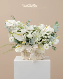 Giỏ hoa tươi tinh khôi sang trọng phối màu trắng xanh thanh lịch tại Vườn Hoa Tươi