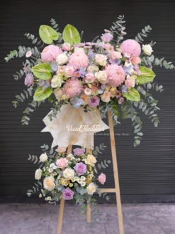 Ngắm nhìn Kệ Hoa Moment Pink Pitty ngọt ngào với cúc mẫu đơn hồng pastel và hoa môn xanh lạ mắt, món quà khai trương tinh tế giúp nâng tầm thương hiệu tại Vườn Hoa Tươi. Đặt ngay!