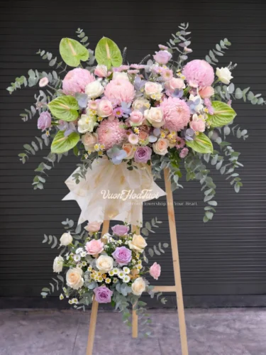 Ngắm nhìn Kệ Hoa Moment Pink Pitty ngọt ngào với cúc mẫu đơn hồng pastel và hoa môn xanh lạ mắt, món quà khai trương tinh tế giúp nâng tầm thương hiệu tại Vườn Hoa Tươi. Đặt ngay!