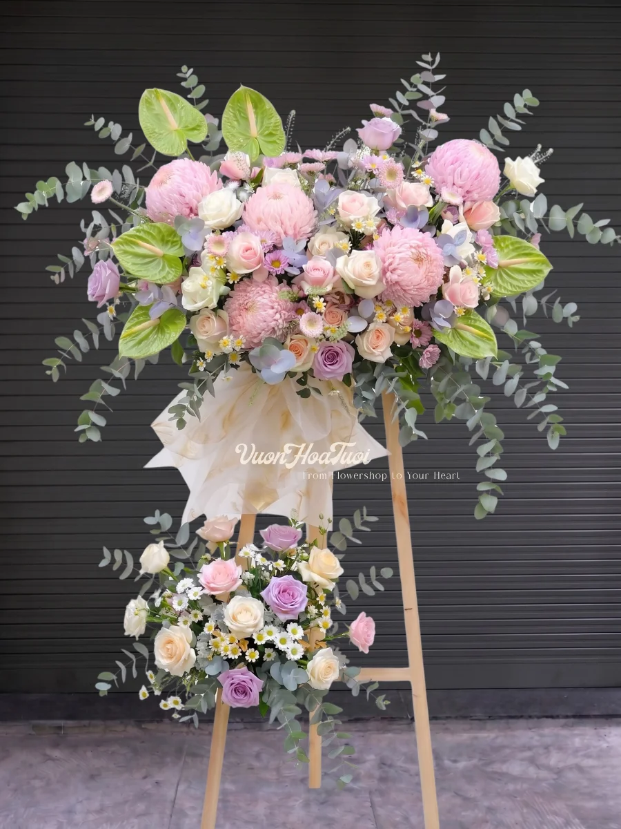 Ngắm nhìn Kệ Hoa Moment Pink Pitty ngọt ngào với cúc mẫu đơn hồng pastel và hoa môn xanh lạ mắt, món quà khai trương tinh tế giúp nâng tầm thương hiệu tại Vườn Hoa Tươi. Đặt ngay!