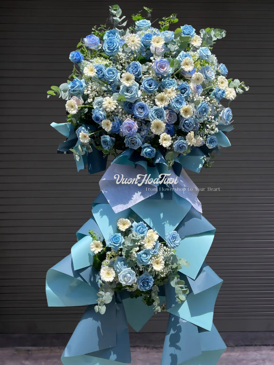 Kệ hoa Happy Moment Flus — Điểm nhấn hoa hồng xanh nhuộm — Gửi lời chúc thành công rực rỡ.