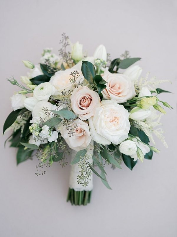 Bó hoa hồng trắng đám cưới