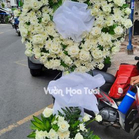 Kệ hoa chia buồn 2 tầng tone trắng