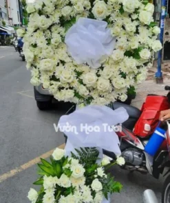 Kệ hoa chia buồn 2 tầng tone trắng