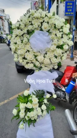 Kệ hoa chia buồn 2 tầng tone trắng