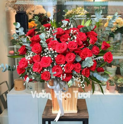 Gợi Ý Lẵng Hoa Mừng Khai Trương Cho Công Ty 2025 Lẵng hoa khai trương hồng đỏ điểm hoa bi