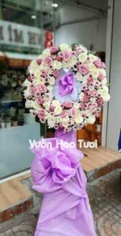 Kệ hoa chia buồn tông trắng tím