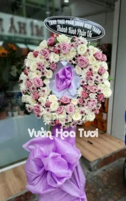 Kệ hoa chia buồn tông trắng tím