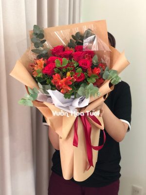 Bó hoa Hồng đỏ kết hợp hoa thuỷ tiên