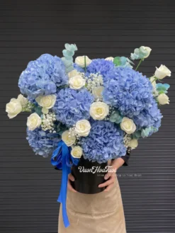 Đẳng cấp Lẵng Hoa Tú Cầu Blue Hydra mix xanh trắng sang trọng tặng sếp Nam các dịp đặc biệt. Vườn Hoa Tươi cam kết hoa nhập khẩu, giao nhanh tận nơi HCM.