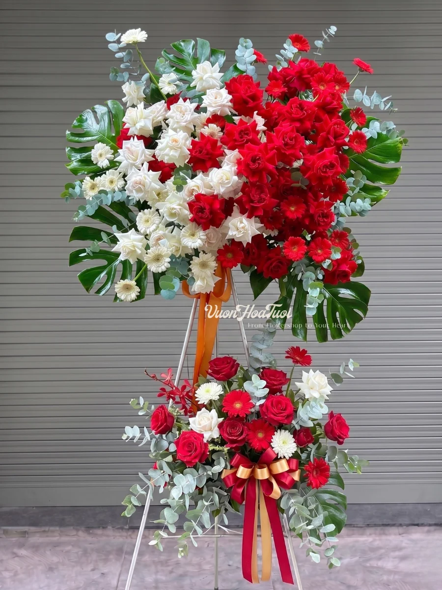 Kệ Hoa Crimson Elegance Kệ Hoa Chúc Mừng Tinh Tế