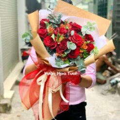 Bó hoa Hồng đỏ phối thủy tiên