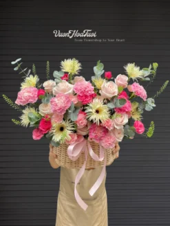 Ngọt ngào Giỏ Hoa Sinh Nhật Mến Thương mix hồng sophia và cẩm chướng tặng sinh nhật trọn ý nghĩa. Vườn Hoa Tươi giao nhanh tận nơi HCM. Đặt ngay hôm nay!