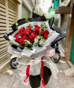 Bó Hoa Hồng Đỏ Tỏ Tình Ngày Mưa 2