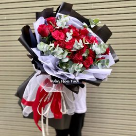 Bó Hoa Hồng Đỏ Tỏ Tình Ngày Mưa