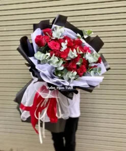 Bó Hoa Hồng Đỏ Tỏ Tình Ngày Mưa