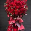 Rực rỡ Kệ Hoa Thần Tài Gõ Cửa mix hoa hồng đỏ và đồng tiền mừng khai trương đại phát, giao hoả tốc tại TPHCM bởi Vườn Hoa Tươi. Đặt hoa ngay!