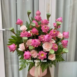 Lẵng hoa sen hồng kem dâu