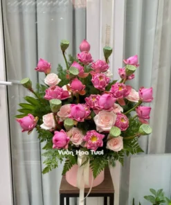 Lẵng hoa sen hồng kem dâu