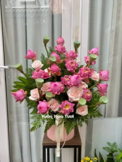 Lẵng hoa sen hồng kem dâu