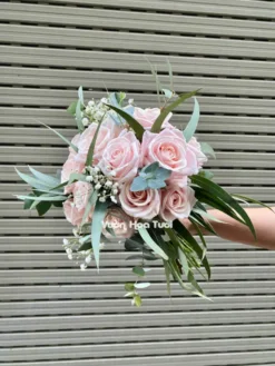 bó hoa cưới hồng kem dâu