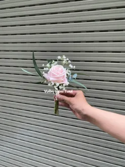 hoa chú rể cài áo kem dâu