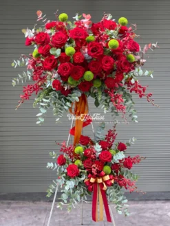 Kệ Hoa Tươi Viên Mãn Hạnh Phúc rực rỡ từ hồng đỏ, lan makora đỏ dịp sinh nhật, khai trương. Vườn Hoa Tươi giao hỏa tốc Hồ Chí Minh. Khám phá ngay!