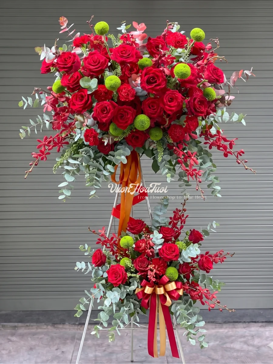 Kệ Hoa Tươi Viên Mãn Hạnh Phúc rực rỡ từ hồng đỏ, lan makora đỏ dịp sinh nhật, khai trương. Vườn Hoa Tươi giao hỏa tốc Hồ Chí Minh. Khám phá ngay!