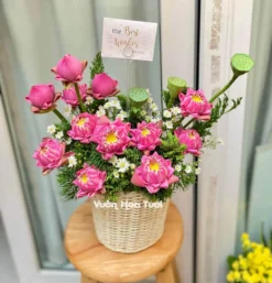Giỏ Hoa Sen Hồng Xinh Xắn