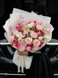 Bó hoa tươi Blush and Bloom tông màu hồng pastel nhẹ nhàng tại Vườn Hoa Tươi.