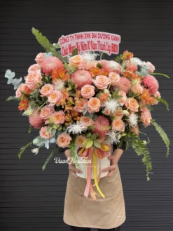 Rực rỡ Lẵng Hoa Chúc Mừng Ấm Áp Ngày Vui với Cúc Mẫu Đơn nâu sang trọng, quà tặng khai trương hoàn hảo giúp gắn kết tình thân từ Vườn Hoa Tươi. Giao tận nơi Hồ Chí Minh ngay!