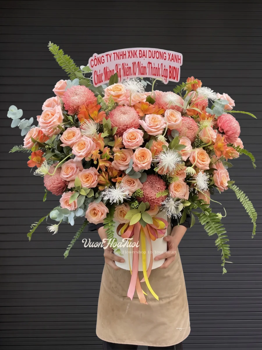 Rực rỡ Lẵng Hoa Chúc Mừng Ấm Áp Ngày Vui với Cúc Mẫu Đơn nâu sang trọng, quà tặng khai trương hoàn hảo giúp gắn kết tình thân từ Vườn Hoa Tươi. Giao tận nơi Hồ Chí Minh ngay!