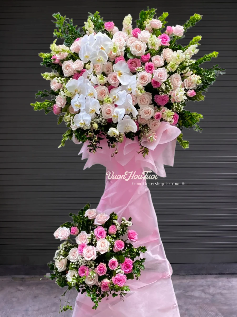 Rạng rỡ Kệ Hoa Khai Trương Hồng Sang Trọng kết hợp lan hồ điệp trắng quý phái, thay lời chúc hồng phát gửi đến đối tác tại TP.HCM. Đặt hoa ngay tại Vườn Hoa Tươi để ghi điểm tuyệt đối!