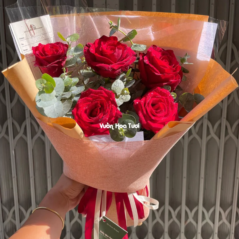 Bó Hoa 5 Hoa Hồng Đỏ Tặng Sinh Nhật 5 bông hồng đỏ làm hoa bó tặng sinh nhật xinh xắn