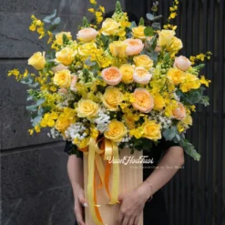 Lẵng hoa tươi khoe sắc vàng màu sắc rực rỡ thiết kế bởi Vườn Hoa Tươi
