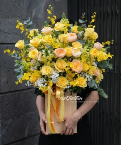 Lẵng hoa tươi khoe sắc vàng màu sắc rực rỡ thiết kế bởi Vườn Hoa Tươi