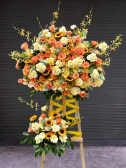 Bừng sáng với Kệ Hoa Khai Trương Rực Rỡ Ngày Nắng đan xen hướng dương và hồng cam spirit. Quà chúc mừng thành lập tại HCM từ Vườn Hoa Tươi. Đặt ngay!