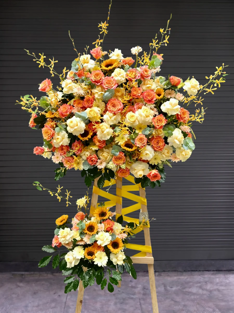 Bừng sáng với Kệ Hoa Khai Trương Rực Rỡ Ngày Nắng đan xen hướng dương và hồng cam spirit. Quà chúc mừng thành lập tại HCM từ Vườn Hoa Tươi. Đặt ngay!