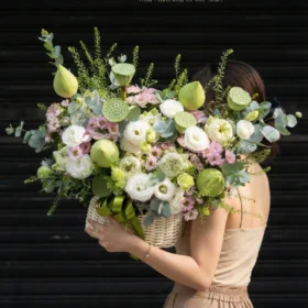 Giỏ hoa sen Lotus Pink and White phối màu hồng trắng thanh nhã thiết kế bởi Vườn Hoa Tươi.