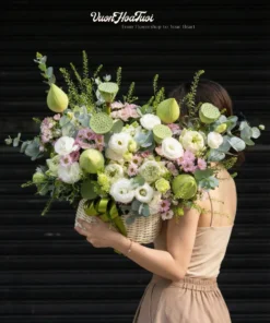 Giỏ hoa sen Lotus Pink and White phối màu hồng trắng thanh nhã thiết kế bởi Vườn Hoa Tươi.