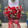 Rực rỡ đầy uy quyền với Kệ Hoa Lạc Hồng Thịnh Vượng kết hợp hồng Ecuador và lan Mokara mừng khai trương. Giao tận nơi TPHCM, chốt đơn đặt ngay!