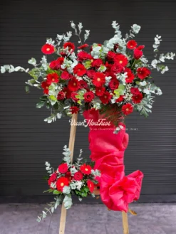 Rực rỡ cùng Kệ Hoa Khai Trương Niên Niên Đại Phát kết hợp hồng đỏ và đồng tiền may mắn mừng khai trương. Vườn Hoa Tươi giao tận nơi HCM siêu tốc. Đặt ngay!